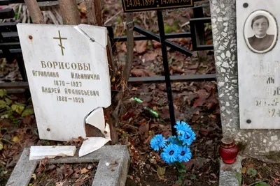 Страшный призрак на кладбище в ночное время Стоковое Фото - изображение  насчитывающей фонарик, луна: 255391774