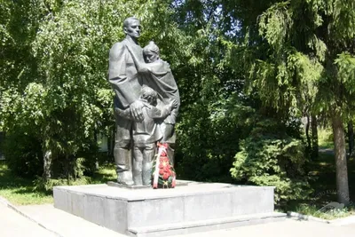Проводы танковой колонны на фронт на Сталинградском тракторном заводе.  Август 1942 г. | Сталинград