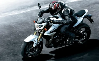 Обои на рабочий стол Мотоцикл Ямаха / Yamaha на фоне города ночью под  луной, обои для рабочего стола, скачать обои, обои бесплатно