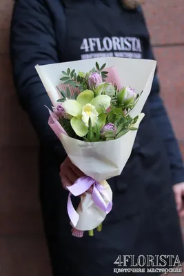 Чудесная картинка на 8 Марта с тюльпанами и поздравлением