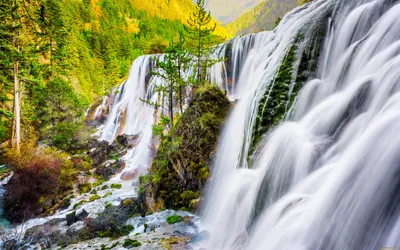 Обои Природа Водопады, обои для рабочего стола, фотографии природа, водопады,  лес, осень, sichuan, province, скалы, китай, деревья, водопад, горы, pearl,  shoal, waterfall, солнечно, камни Обои для рабочего стола, скачать обои  картинки заставки