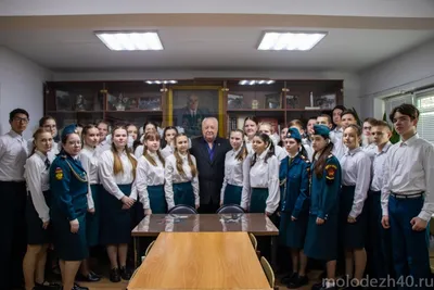 Школьники Сидят За Партой В Классе На Уроке Разговаривают — стоковые  фотографии и другие картинки В помещении - iStock