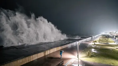 В Сочи девушку унесло в море во время шторма - NEWS.ru — 13.07.22