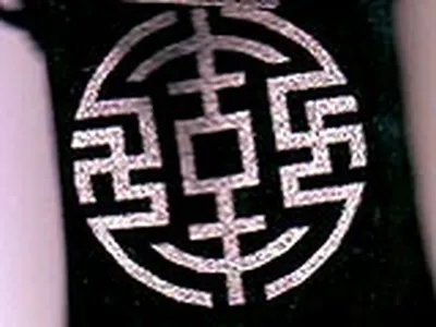В Самаре запретили сумочки для телефонов со свастикой - KP.RU
