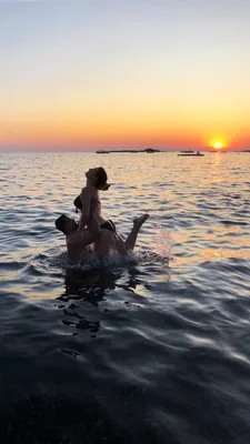 влюбленные на берегу моря, любовная пара, на берегу, влюбленная парочка,  море пляж романтика - The-wedding.ru