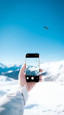 Скачать 1440x2560 телефон, рука, снимок, горы, снег, зима обои, картинки  qhd samsung galaxy s6, s7, edge, note, lg g4