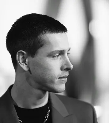 Обои на рабочий стол Харриса Дикинсона: вдохновляйтесь его артистичностью