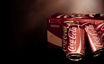 Картинка на рабочий стол кока-кола, обои, трава, фон, капли, coca-cola,  напиток, растения, wallpapers, бутылка, газировка, кола, песок 1920 x 1200