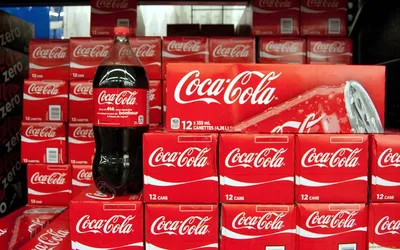 Обои на рабочий стол Грузовик Coca-Cola с водителем Санта Клаусом в  заснеженном лесу, обои для рабочего стола, скачать обои, обои бесплатно