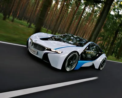Обои на рабочий стол Красивая машина BMW едет в лесу, обои для рабочего  стола, скачать обои, обои бесплатно
