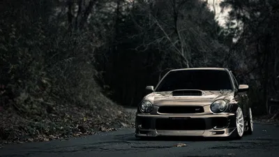 Автомобиль Subaru WRX на фоне темного леса - обои для рабочего стола,  картинки, фото