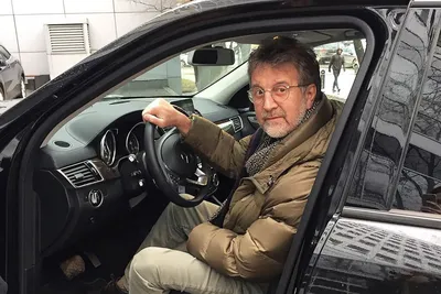 Загадочный образ актера Леонида Ярмольника на фото.