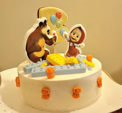 Комбинированный торт \"Маша и Медведь\" в более бюджетном варианте. Вместо  фигурок из мастики, топперы с изображением любимых.. | ВКонтакте