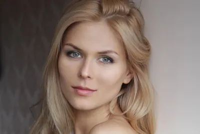 Наталия Колоскова на фоне красивого пейзажа