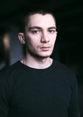 Глубокие эмоции на фото: Никита Павленко воплощает роль мастерски