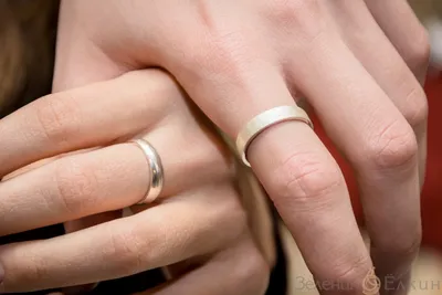 Обручальные кольца \"Солнце и луна\" от Unison Jewellery на руках.  #unisonjewellery #обручальныекольца #обручальны… | Обручальные кольца,  Кольца, Кольца ручной работы