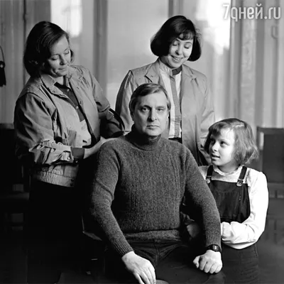 Магия сцены: лучшие кадры Олега Басилашвили на фотографиях