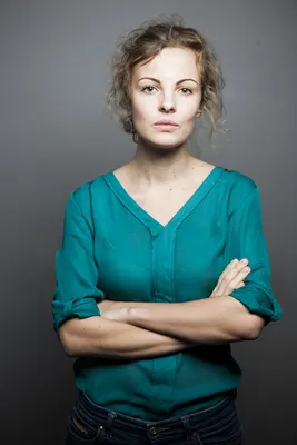 Ольга Плешкова: яркая персона в мире кино и театра на стильном снимке