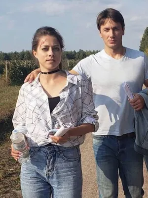 Яркое фото Ольги Вениковой на фоне театра