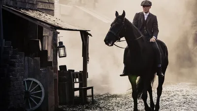 Обои на рабочий стол Tomas Shelby / Томас Шелби на черной лошади среди  тумана старого города на брусчатке из сериала Острые козырьки / Peaky  Blinders, обои для рабочего стола, скачать обои, обои бесплатно