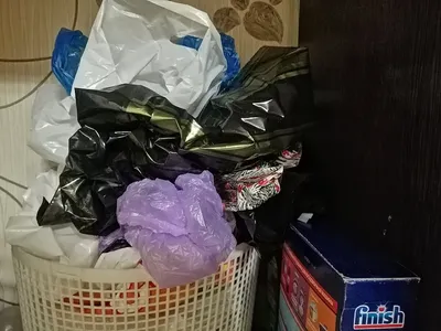 мужчины надели бумажный пакет на головы раскинули руки поддержки мотивации.  изолировать на зеленом фоне изображения легко обрезать Стоковое Фото -  изображение насчитывающей безгнилостного, страх: 226830456