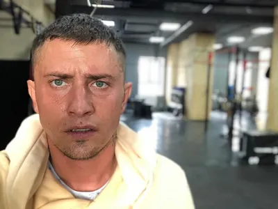 Звезда кино Павел Прилучный в гламурном стиле