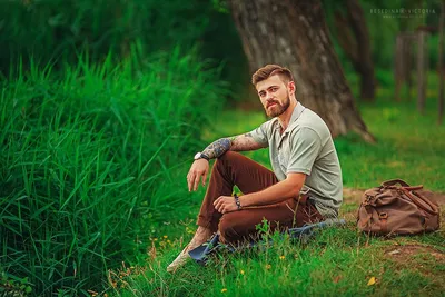 Позы для фотосессии девушки на улице: идеи на фото