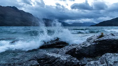 Обои горы за лесом возле озера природа Red Rock Lakes на рабочий стол