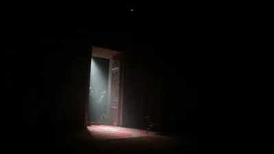 Загадочные рисунки с Русланом Нанавой - погрузитесь в мир театральной магии.