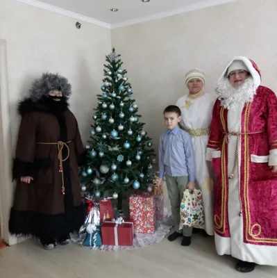 Утомленные Этикетка С Текстом На Немецком Языке Frohe Weihnachten Средства  Рождеством. Красный Рождественские Украшения На Снегу. Цементной Стены В  Качестве Фона С Эффект Боке. Карточка На Сезоны Приветствия Фотография,  картинки, изображения и