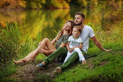 Семья Имеет Природу И Смотреть На Небо — стоковые фотографии и другие  картинки Близость - Близость, Весна, Весёлый - iStock