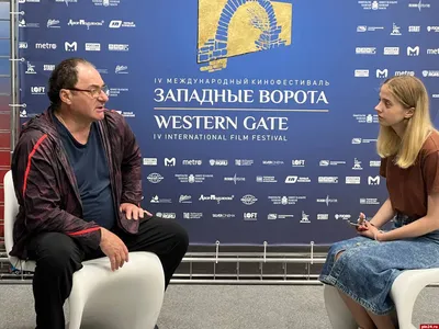 Фотография Семёна Стругачева 2024 года, запечатленная на сцене театра