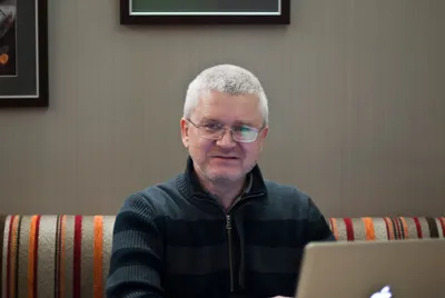 Магия театра: Сергей Васильев на фото, создающем атмосферу