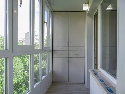 Шкаф на узкий балкон на заказ в СПб