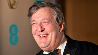 Обои на рабочий стол - Стивен Фрай в фокусе