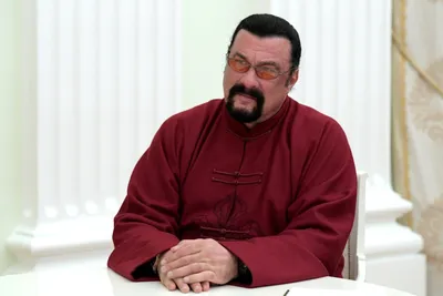 Выбирайте изображения Стивена Сигала в формате JPG, PNG, WebP - скачивайте бесплатно.