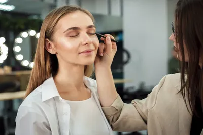 VLASOV MAKEUP ARTIST - 🌟Вот уже несколько сезонов подряд цветные стрелки в  макияже являются одним из модных трендов. Сегодня узнаем, каковы последние  подиумные тенденции в прорисовке разноцветных стрелочек и с помощью каких