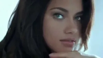 Великолепие Sweetie Fox разглядывается на фото