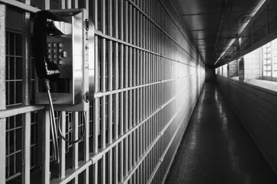 Вот так выглядят тюремные камеры в Англии и в США | Пикабу