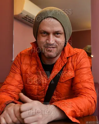 Василий Сигарев на фоне красивой картинки
