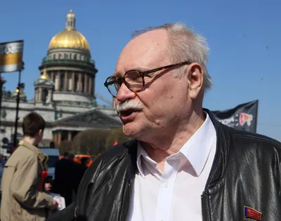 Фото Владимира Бортко на фоне знаменитого кинотеатра 
