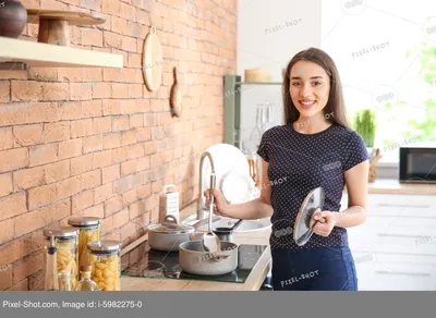 молодая красивая женщина ест пирожное на кухне Stock Photo | Adobe Stock