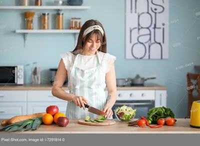 Молодая Женщина Готовит Кухне Женщина Готовит Макароны стоковое фото  ©boris@webtise.rs 445300684