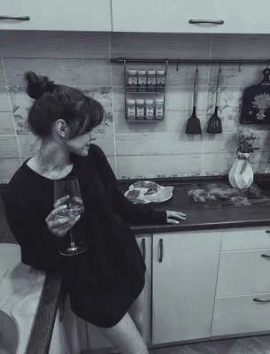 Приятная Пожилая Женщина На Кухне Дома Занимается Кулинарией — стоковые  фотографии и другие картинки 65-69 лет - iStock