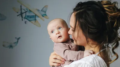 Силуэт женщины с ребёнком на …» — создано в Шедевруме