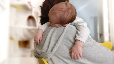 Мужчина с ребёнком на руках: 5 картин об отцовстве | Блог для родителей  Lucky Child | Дзен