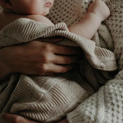 Фото дня: С младенцем на руках - IVONA.UA