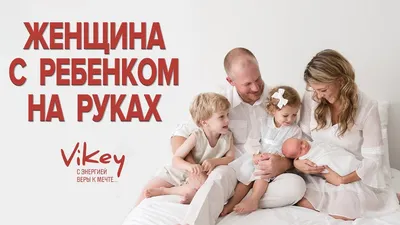 Женщина с ребенком на руках возле дерева · Бесплатные стоковые фото