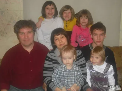 Женщина с ребенком на руках, …» — создано в Шедевруме