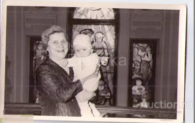 Женщина С Ребенком На Руках Позирует В Осеннем Парке — стоковые фотографии  и другие картинки St. Petersburg International Economic Forum - iStock